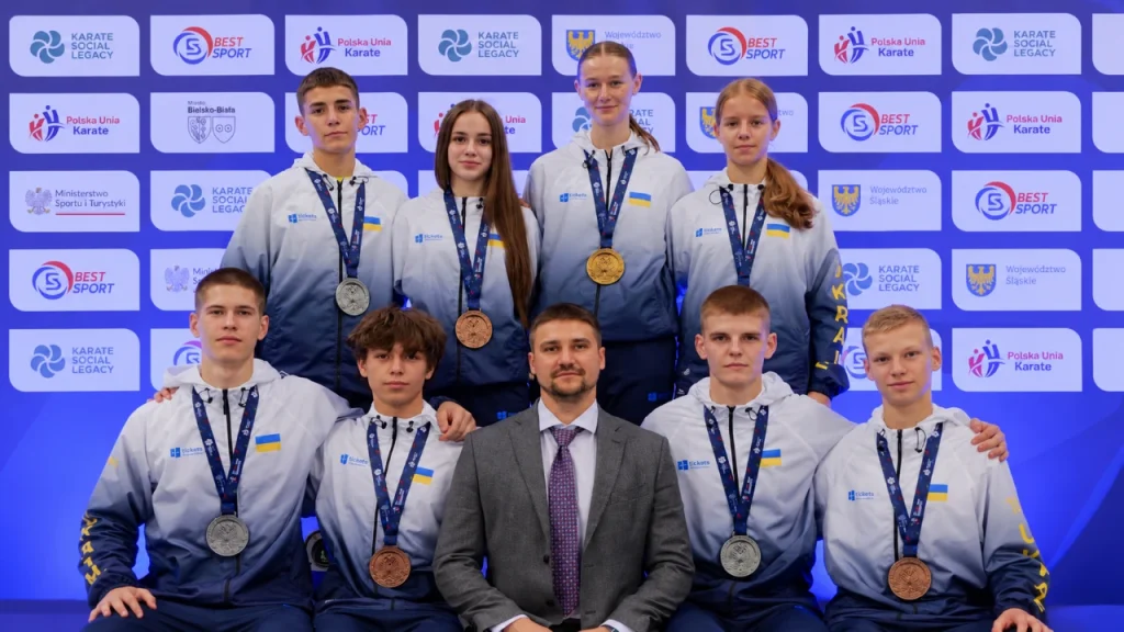 Символічна композиція: кімоно, медалі та стрічка у кольорах України