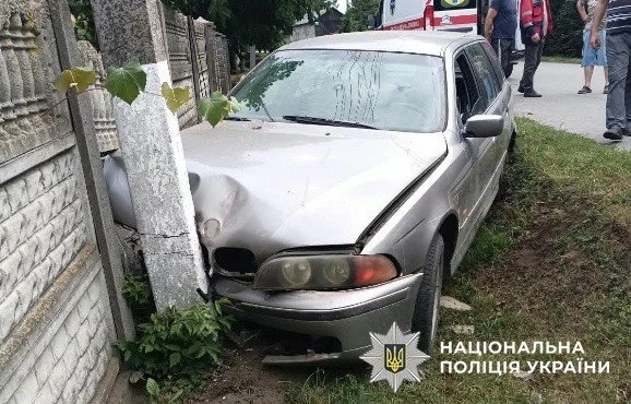 дорога з конусами та жилетом на асфальті