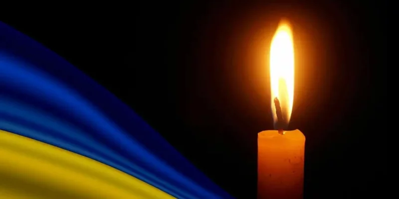 символічна предметна сцена: шолом, складена форма і жетон на дерев'яному столі