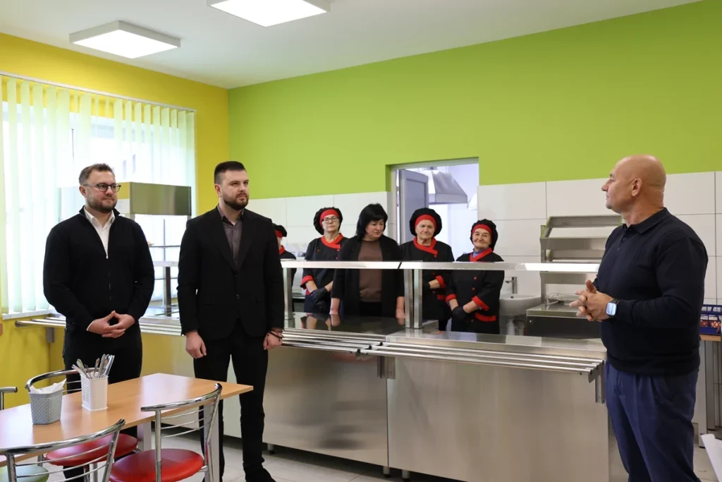 сучасна шкільна кухня та порожня їдальня зі столами