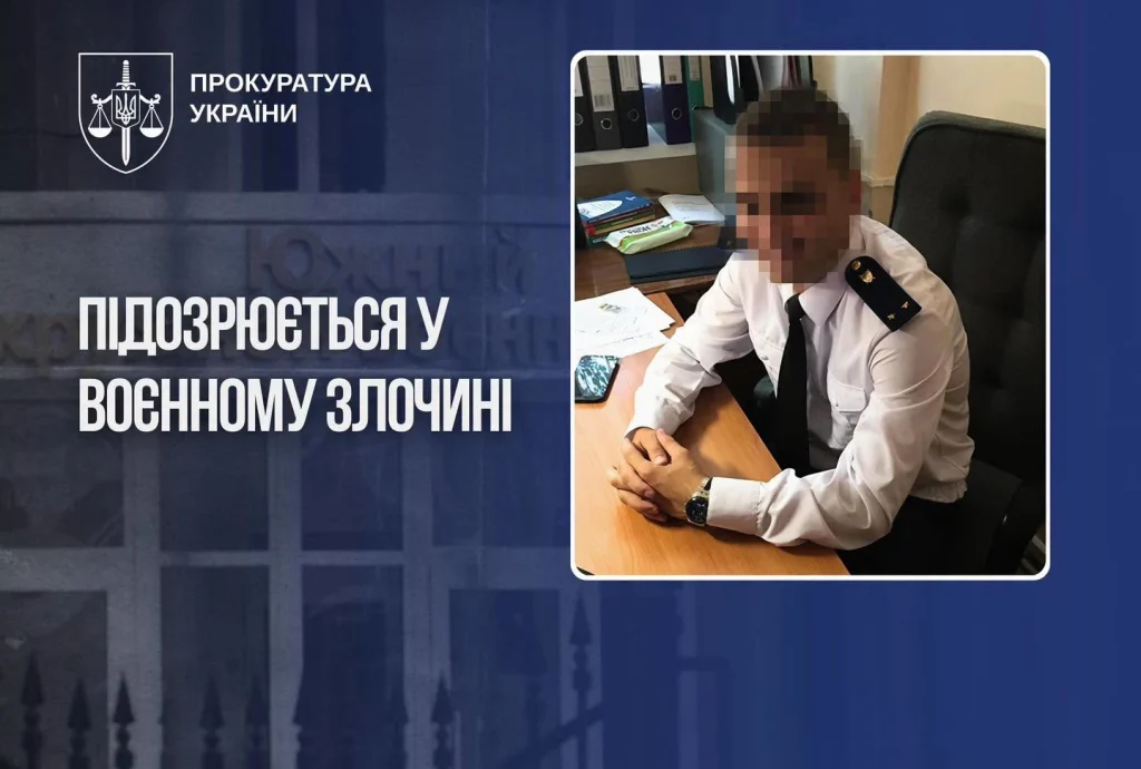 крупний план молотка судді, терезів і складеного військового шолома на деревʼяній поверхні