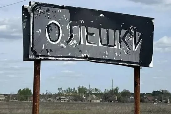 предметна сцена з коробками допомоги і складеною картою на столі