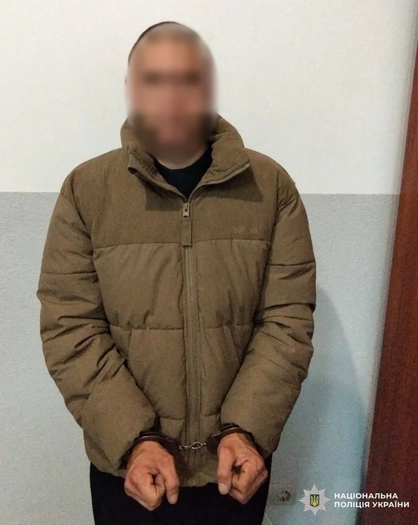 модель будинку, купюри гривень і поліцейський жетон на столі