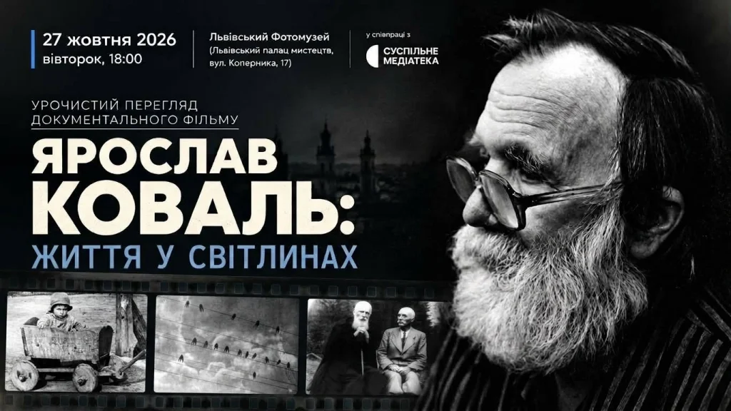 Вінтажна кіноплівка з магнітною плівкою та старий фотоапарат на дерев'яному столі