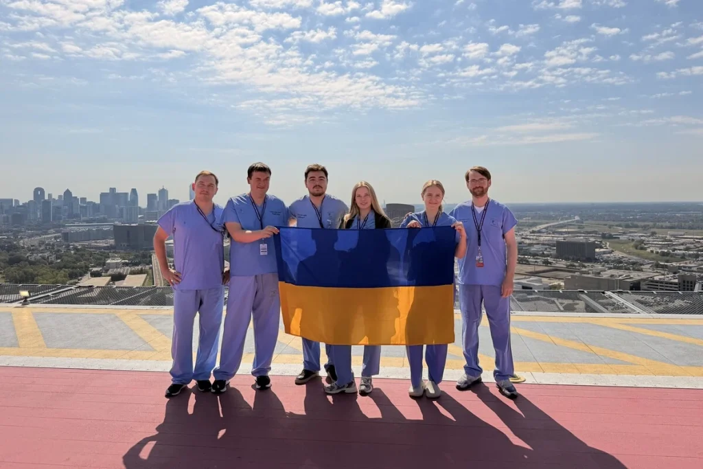 Символічна сцена медичного столу з інструментами та матеріалами для опіків
