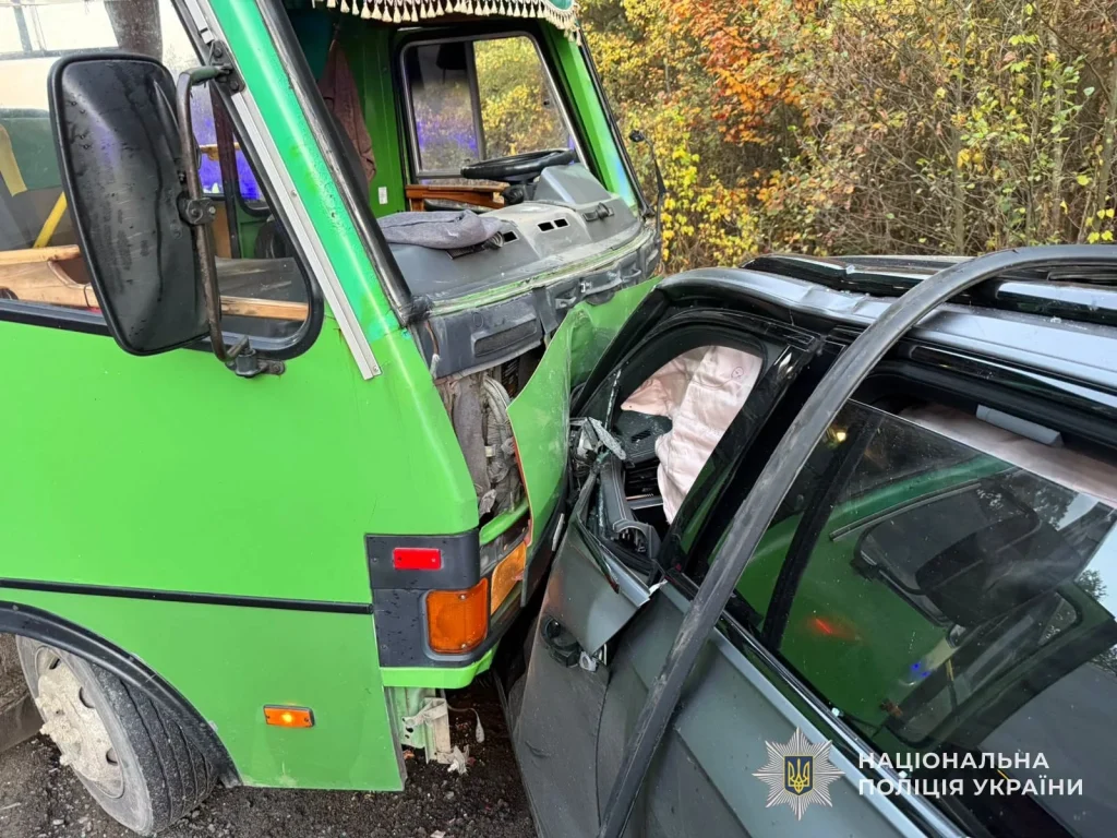 Символічне натюрмортне зображення розбитого дзеркала автобуса й пошкодженого бампера позашляховика на вологому асфальті