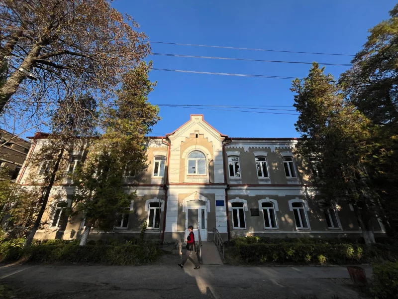 Інтер'єр історичної будівлі з елементами доступності для дітей, без людей