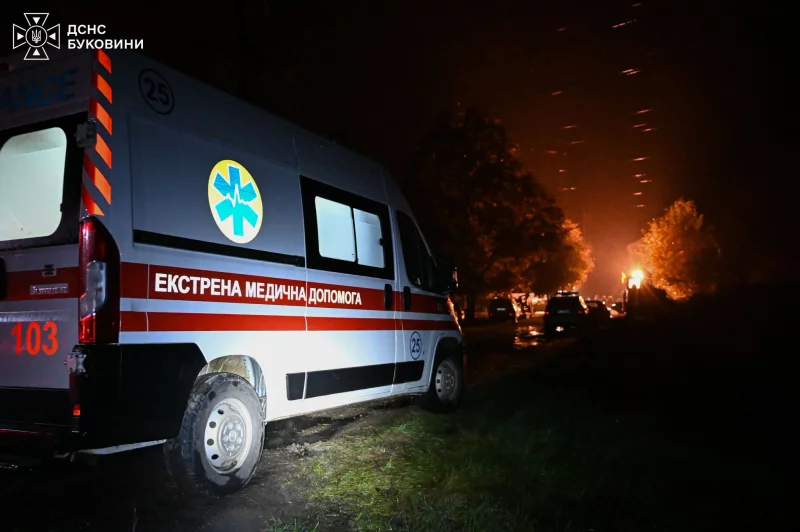 символічна сцена пошкодженого енергетичного обладнання вночі з безпілотником на тлі