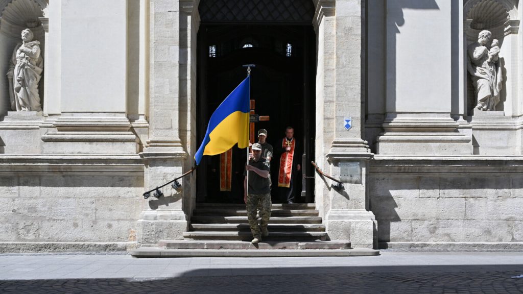 Символічна натюрмортна сцена з шоломом, жетонами, складеним прапором і свічкою