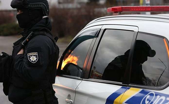 Концептуальне зображення: паспорт поруч із доларами й мініатюрною автівкою на краю карти, що натякає на кордон.