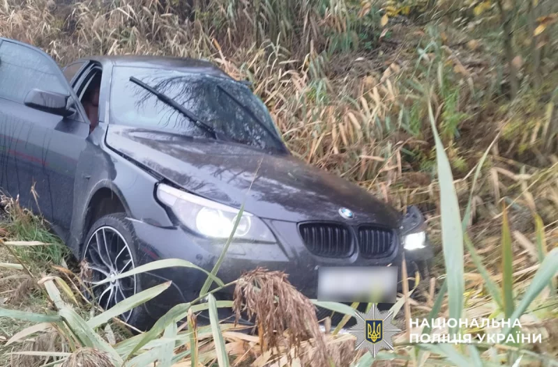 символічна сцена з ключем від BMW і моделлю Opel на карті дороги та аптечкою, без людей