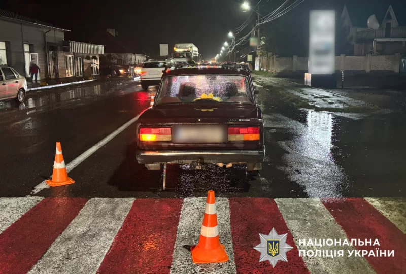 символічна сцена пішохідного переходу з автомобілем і швидкою, без облич та написів