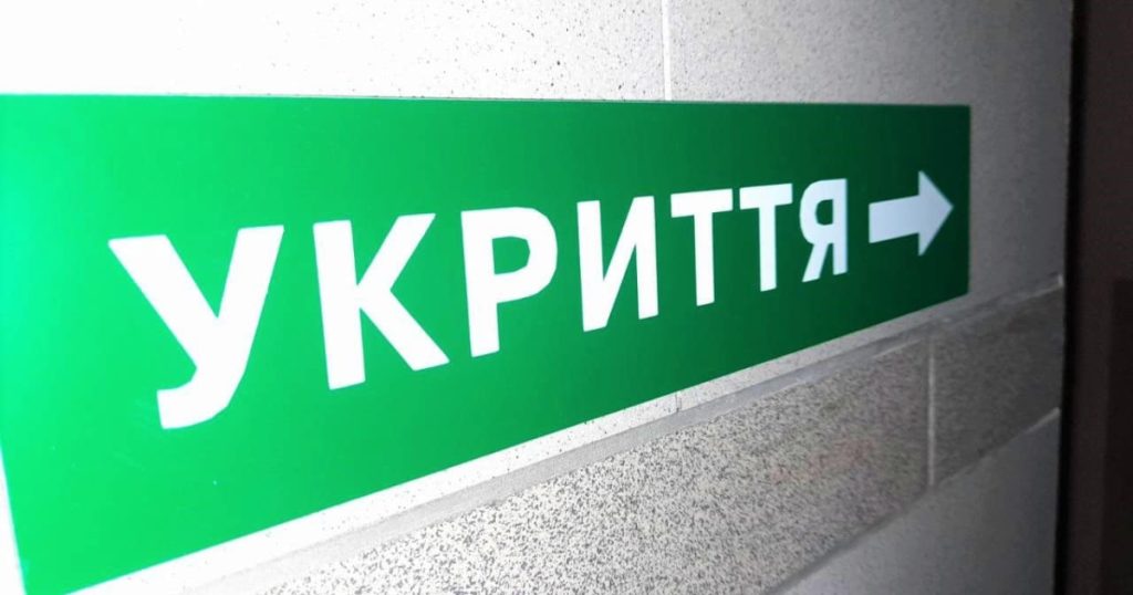 концептуальний вигляд бетонних укриттів у малому місті без людей