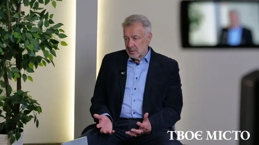 Архівні папки, документи та лупа на дерев'яному столі