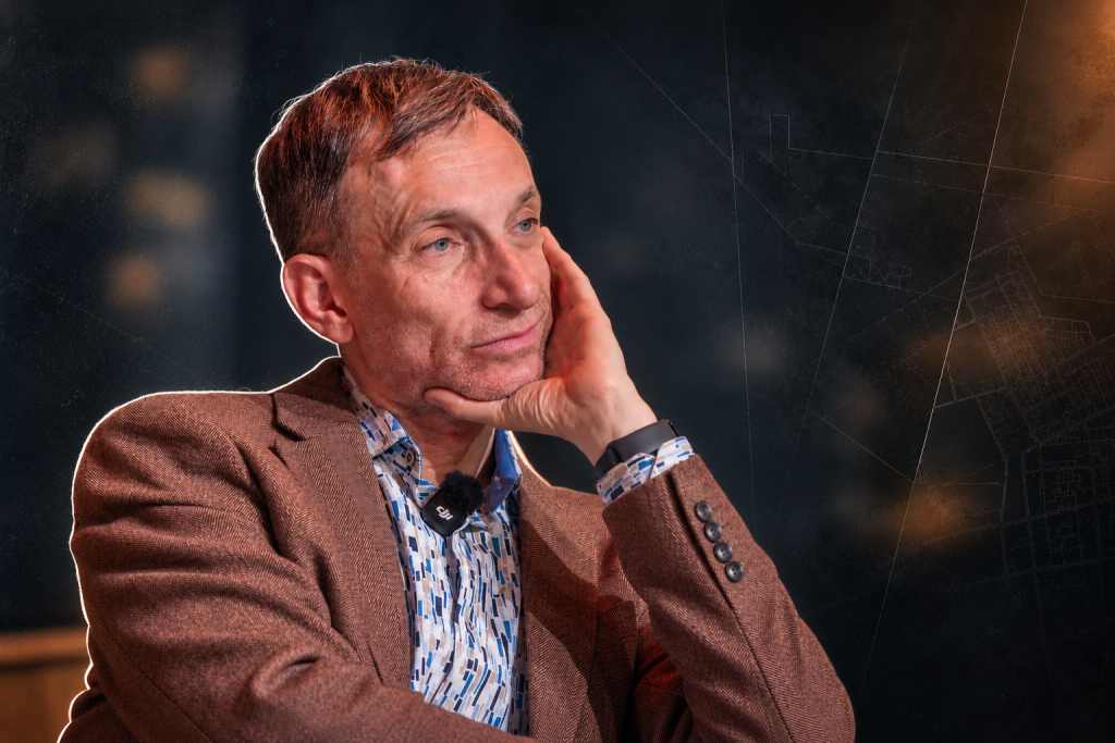 стилізована натюрмортна сцена з історичними книгами, прапорами та мапами