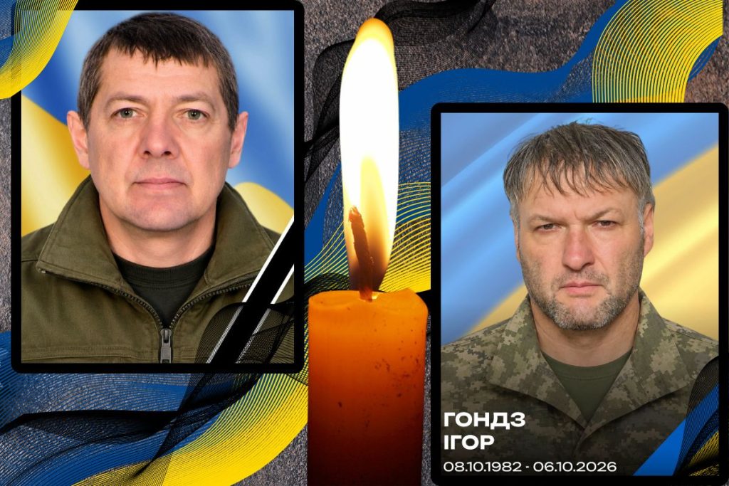 Символічна сцена зі складеним військовим шоломом, запаленою свічкою та зівʼялою квіткою, без облич