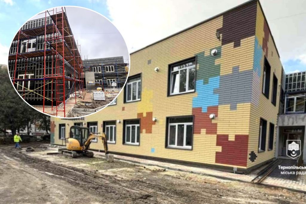 Символічна композиція з утеплювача, вікна й керамічної плитки на нейтральному тлі