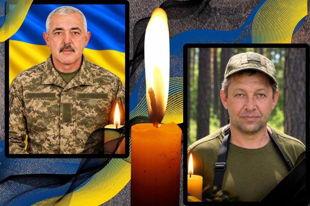 згорнута військова куртка, свічка і жетони на старому дереві, м'яке світло