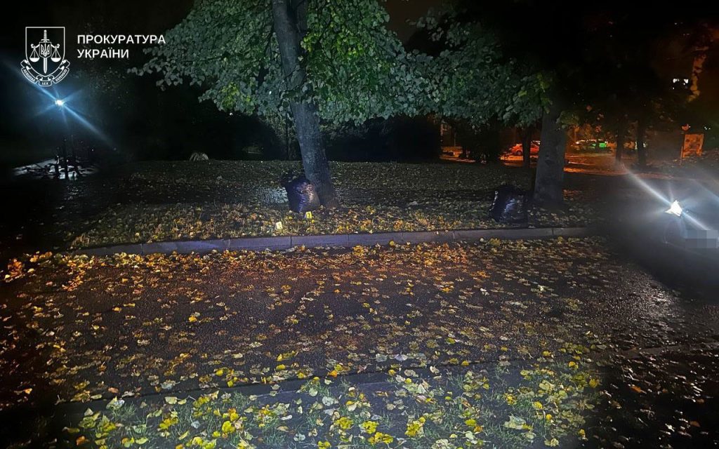 Травматичний пістолет «Форт-17» на траві біля парку, без людей