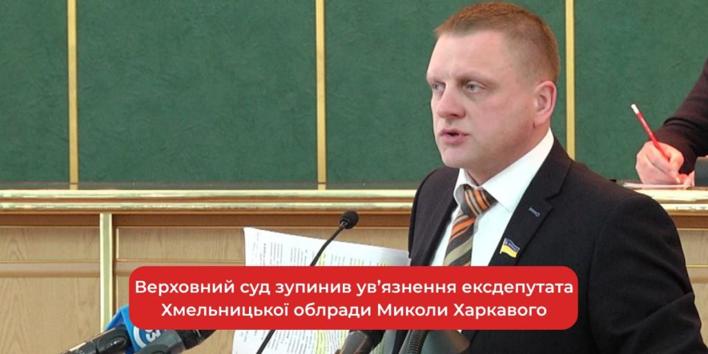 молоток судді, складена військова форма і закрита папка на столі