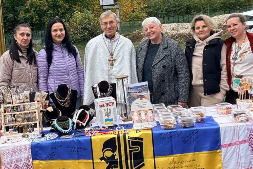 крупний план столу з домашніми тістечками, прикрасами й коробкою для пожертв
