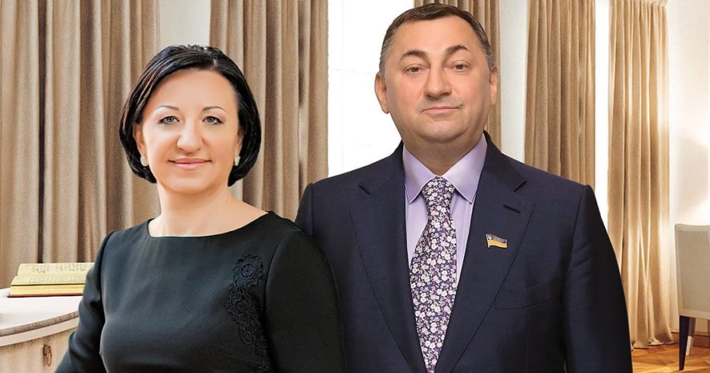 Декларація, євро у конверті та окуляри на столі