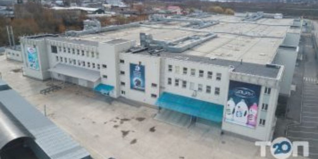 символічний образ пошкодженого виробничого майданчика без людей і логотипів