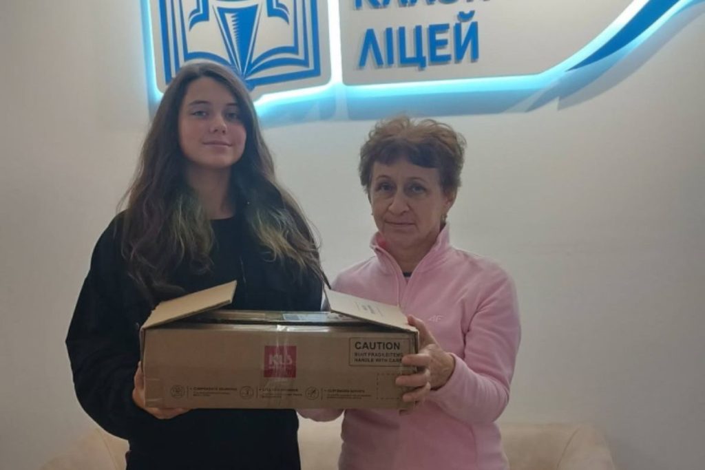 кухонні приладдя, блокнот з підрахунком пожертв і коробка з електронікою, символічна композиція без людей