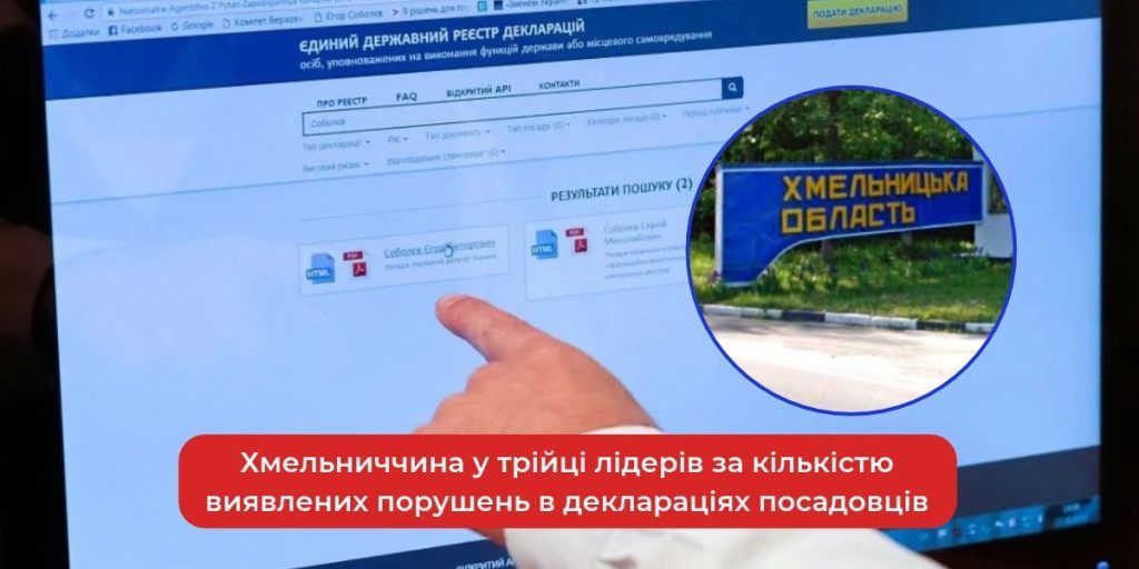 папери, лупа й печатка на столі