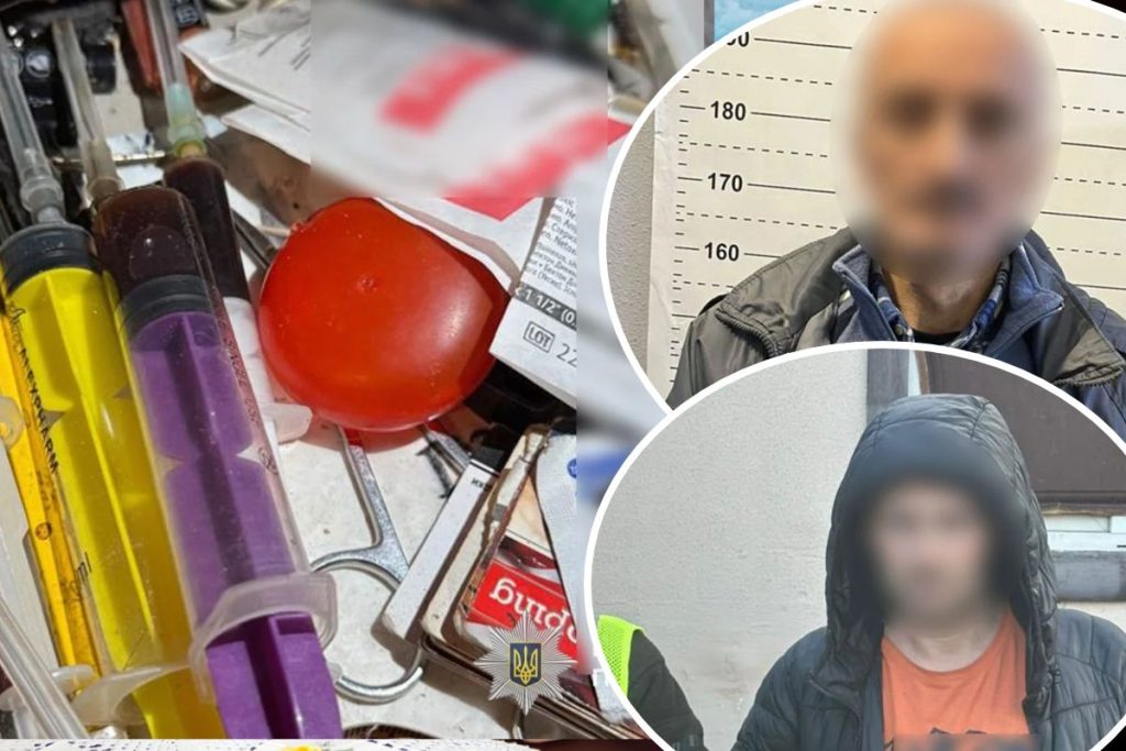 символічна сцена із невеликими згортками, поштовою посилкою та судовими документами на деревʼяному столі