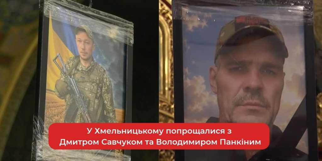 крупний план складеного військового прапора і запаленої свічки українською