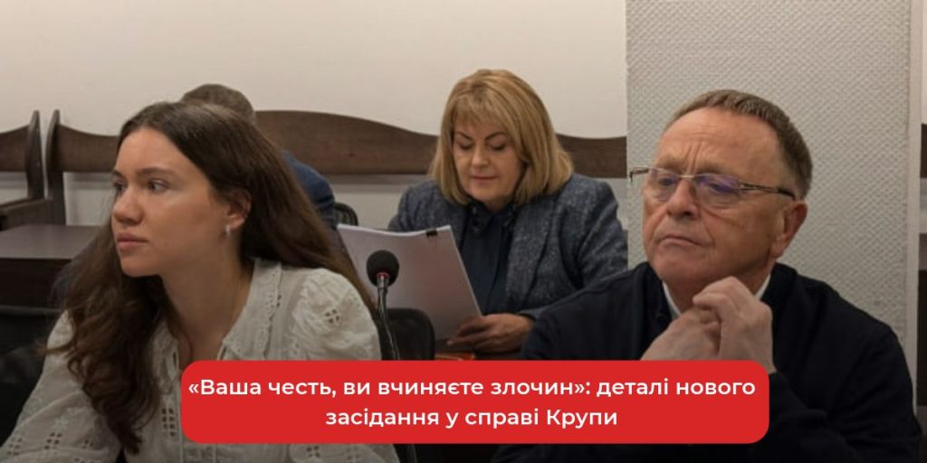 символічна сцена з молоточком судді і паперами на столі