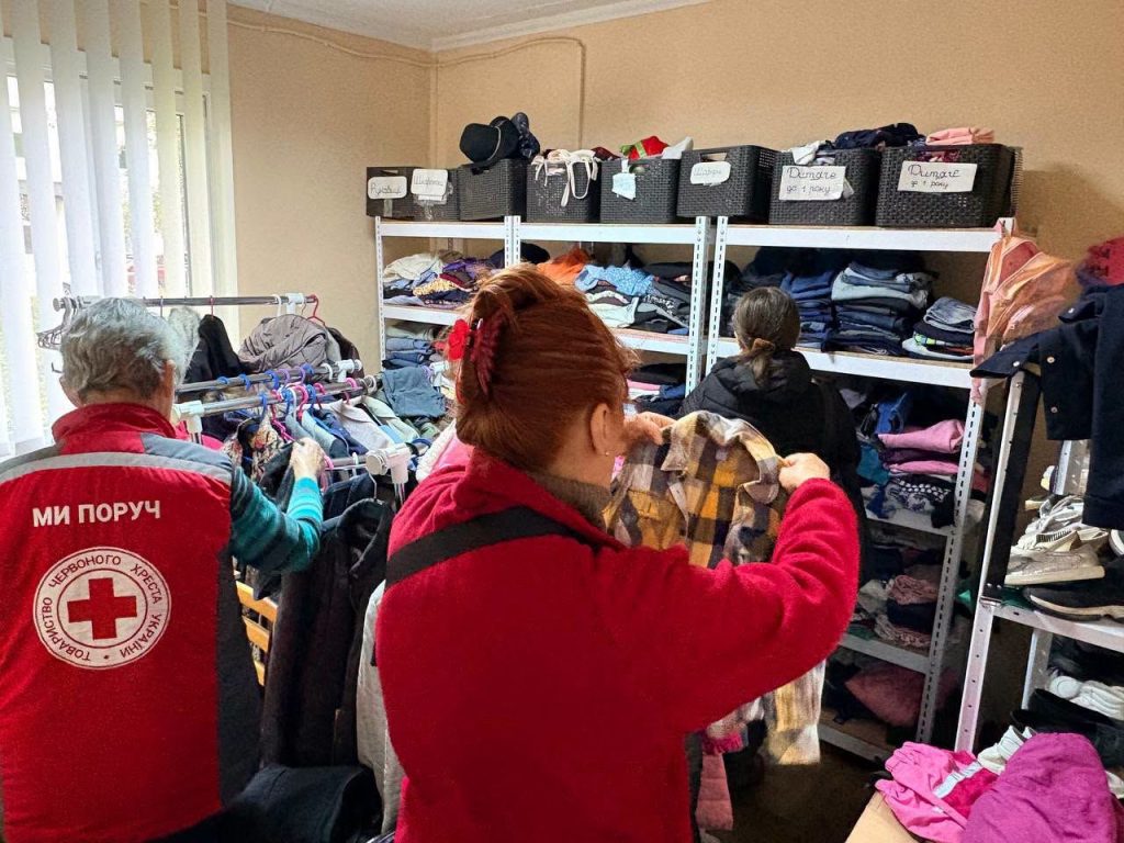 Акуратно складений одяг і взуття на столі, без людей