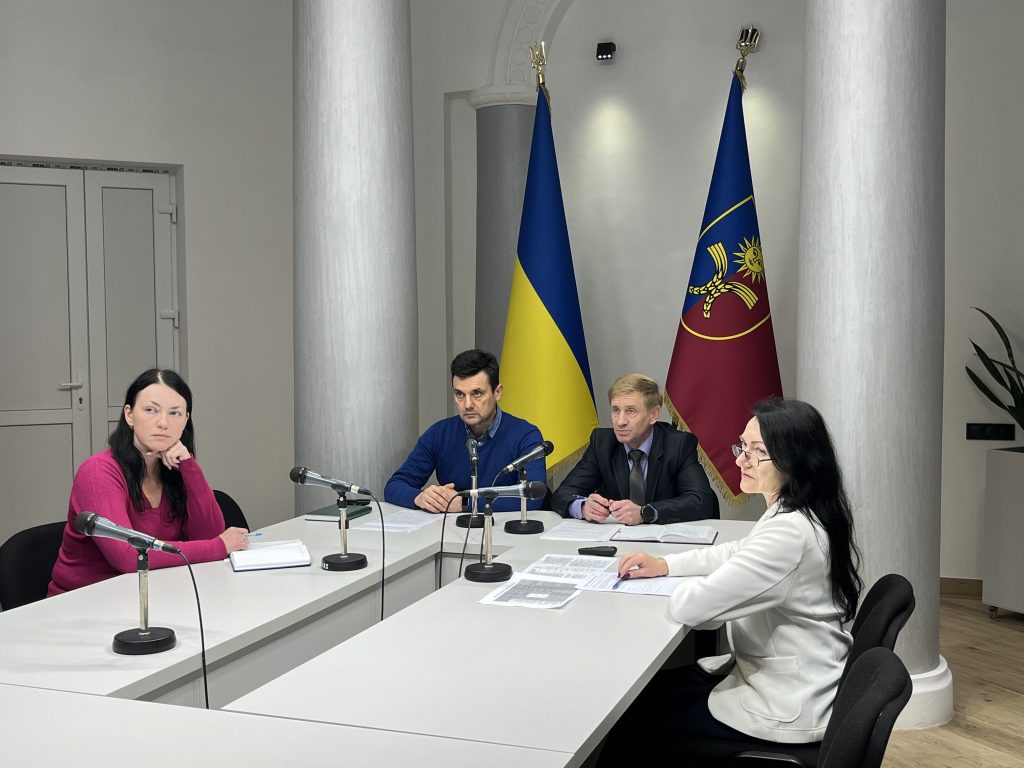 крупний план митних документів зі штампом і ручкою на планшеті