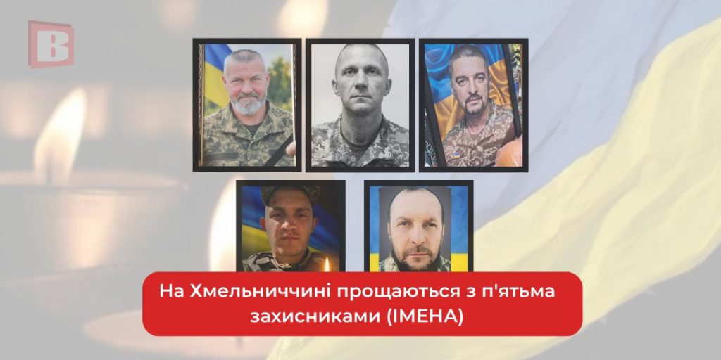 символічна композиція: медальйони, свічка і в'ялі квіти на дерев'яному столі