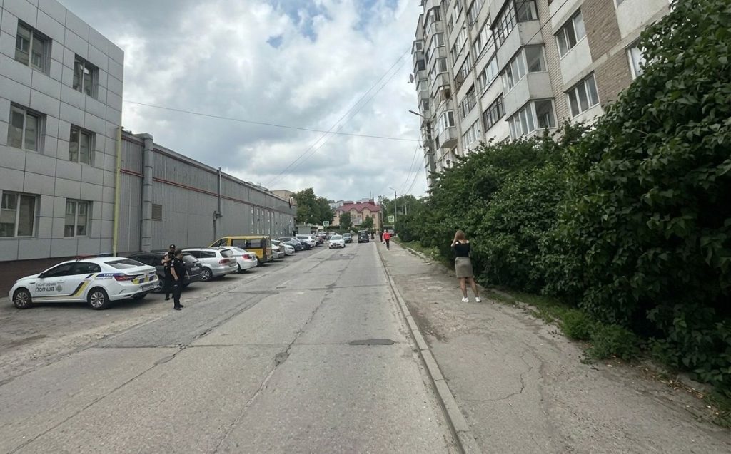 позашляховик біля тротуару з покинутим черевиком і стрічкою-попередженням