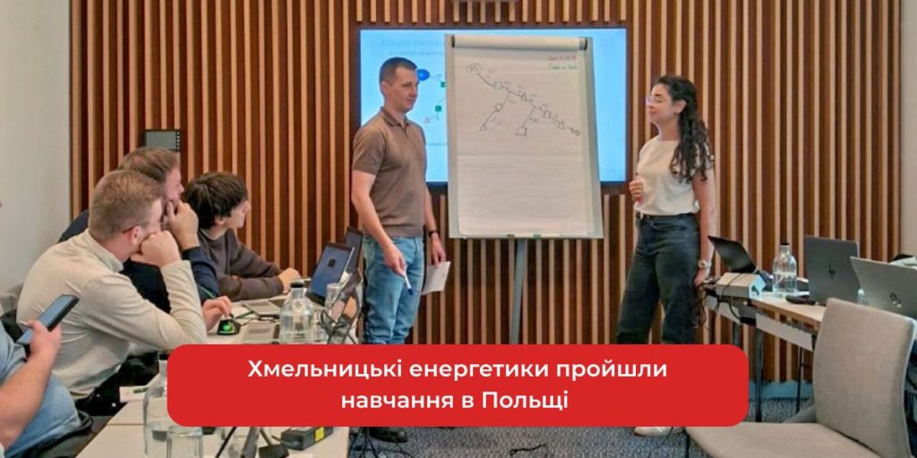 крупний план навчальних матеріалів: ноутбук з діаграмою мереж, надруковані схеми, каска і зошит на столі