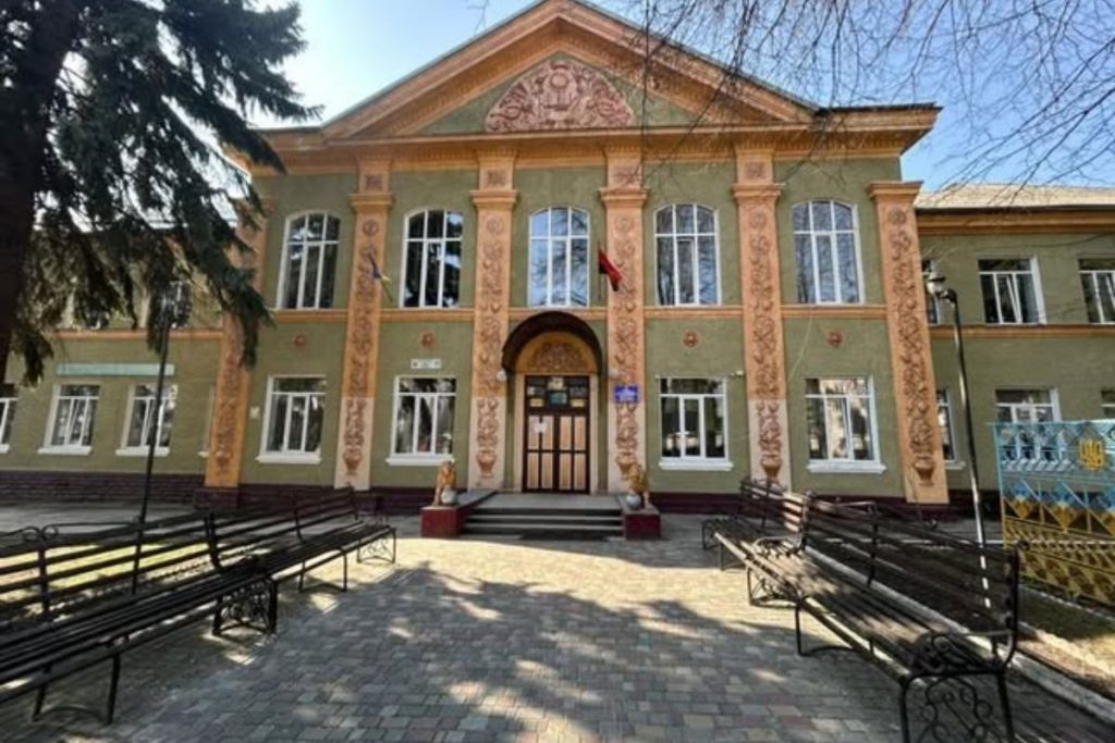 Шкільний фасад восени без людей