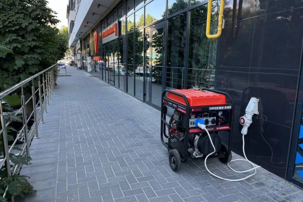 приблизна композиція генератора, інвертора й акумуляторів на нейтральному тлі