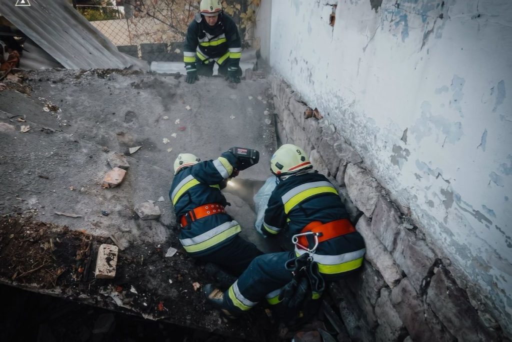 предметна сцена з рятувальним обладнанням біля фрагмента бетонної плити