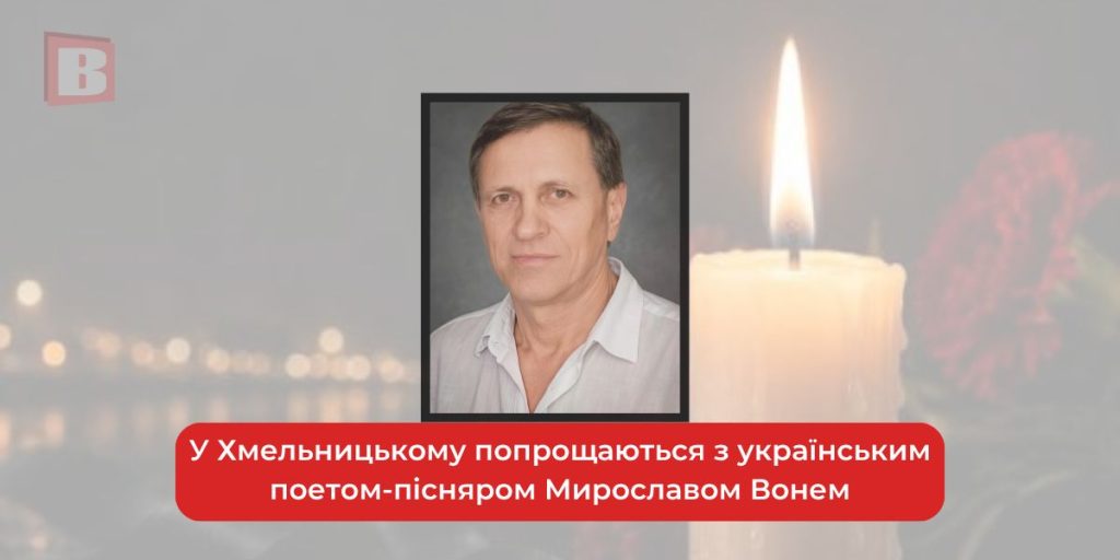 стилізована предметна сцена: рукопис, перо, кленовий лист і вінілова платівка на дерев'яному столі