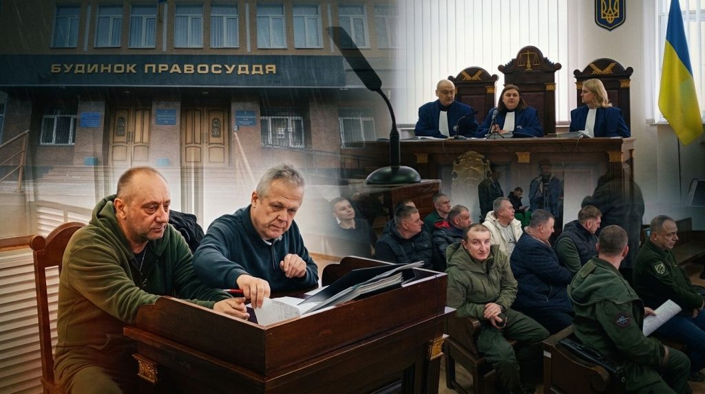 військова куртка і каска на лавці поруч із милицями та паперовим стаканчиком кави