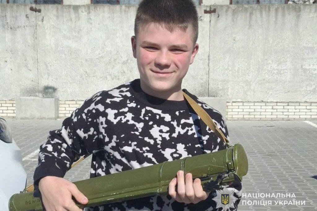 крупний план рюкзака та куртки на лавці в селі, без людей, приглушене світло