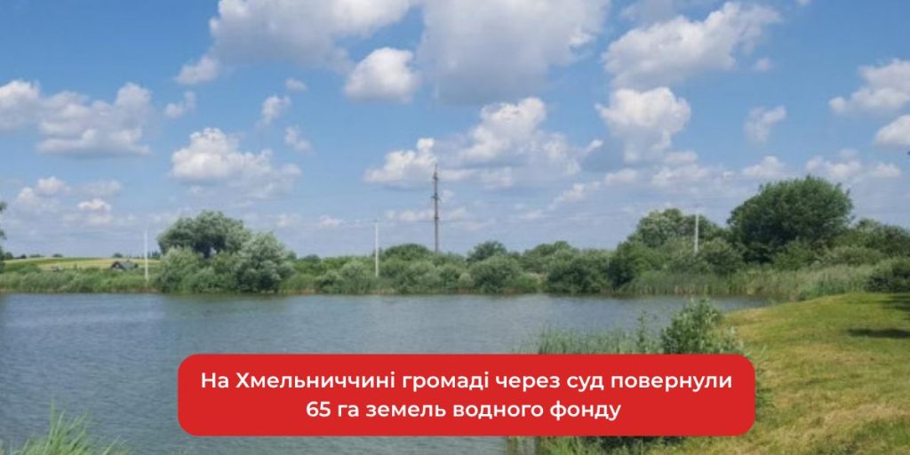 Крупний план карти земельної ділянки та судового документу на столі без облич