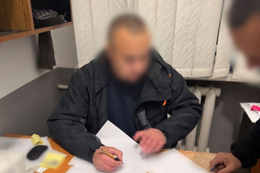 символічна сцена з банківськими картками, пасбуком і конвертом