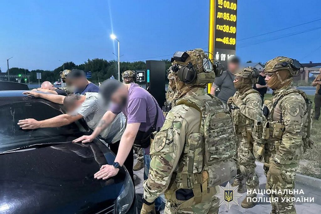 ключі від автомобіля, смартфон із інтерфейсом криптогаманця та складена карта на столі