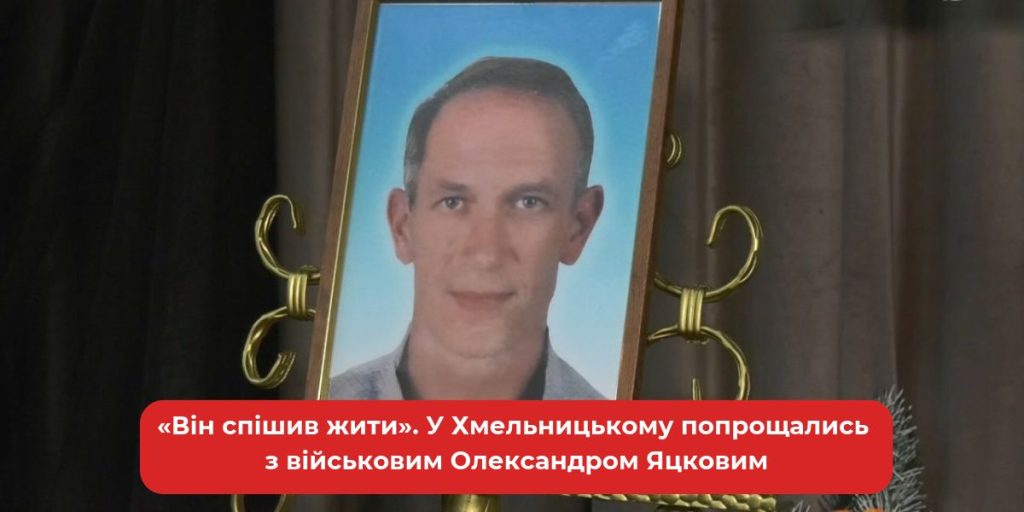 солідна символічна натюрмортна сцена: шолом, зношений черевик і свічка на деревʼяному столі