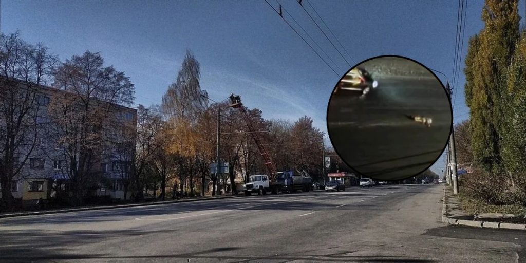 Порожній судовий зал із молотком, складеним військовим мундиром та паперами на столі