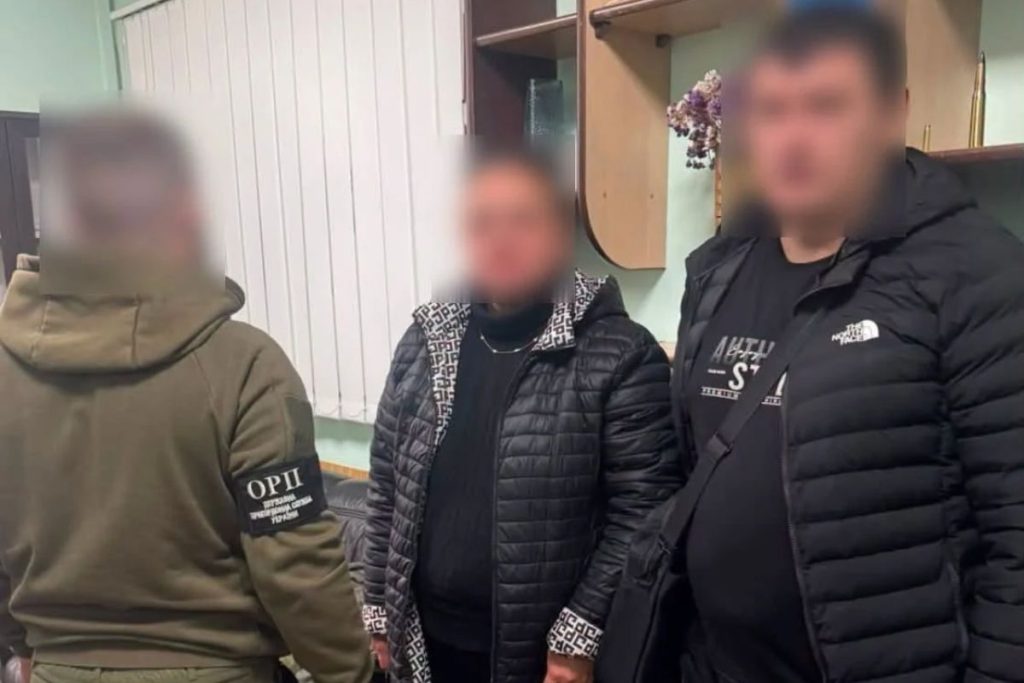 Паспорт і обручки на нейтральному фоні