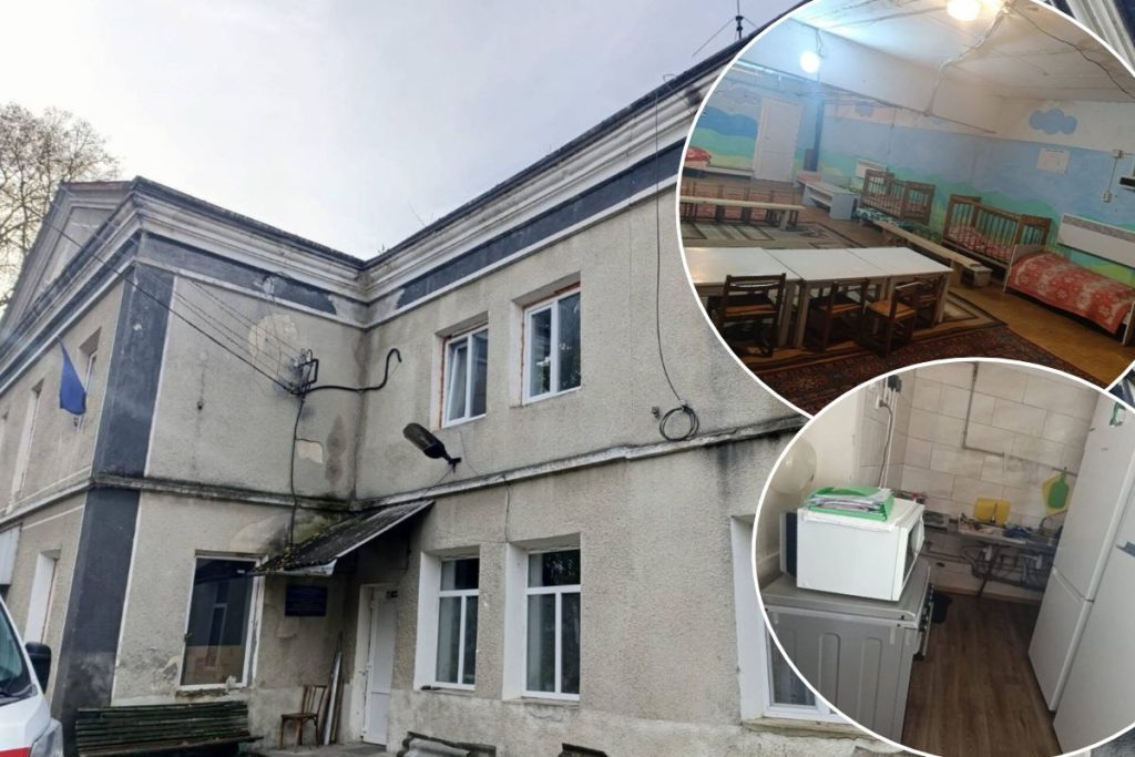 порожнє розкладне ліжко біля стіни з пліснявою і аптечкою